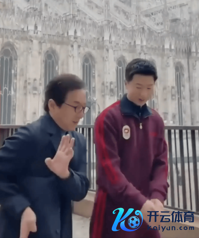 成龙教马龙打拳 马龙手把手教成龙捏拍打球