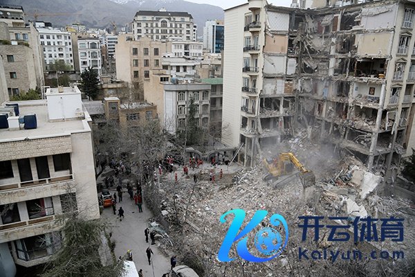 当地时刻3月23日,伊朗德黑兰一住户楼遭空袭受损严重。 IC Photo